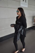 Sonakshi Sinha leave for Dubai to meet Prince Mohammed with the team of Once Upon A Time In Mumbai Dobaara for an Eid dinner on 11th Aug 2013 (7).JPG